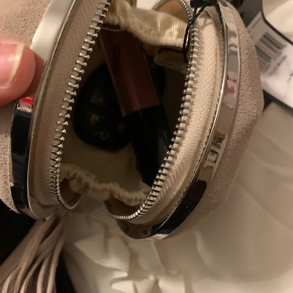 💛🤍🤍💛💛 RARE BCBG Wristlet bracket bag - Picture 3 of 11